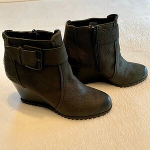 Kenneth Cole Dark Gray Wedge Ankle Boots/ Has Never Been Used!